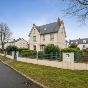 Vue aérienne d'Orly avec des maisons et des immeubles, symbolisant le choix entre acheter ou louer.