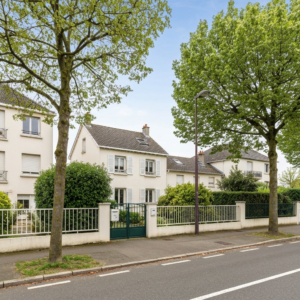 Vue pittoresque du quartier Cité Jardin à Orly avec des maisons et des jardins verdoyants